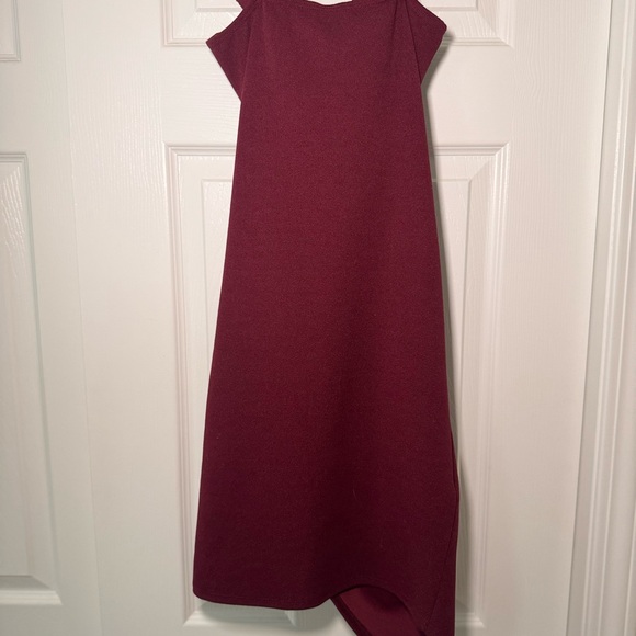 Holiday ready, elegant and sophisticated wine burgundy ruched bodycon dress - Picture 4 of 4